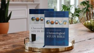 NIV / NKJV Chronological Study Bible (Hardcover) - Full-Color Pages Comfort Print Maps Detailed Notes New International Version for Men & Women