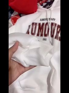 สวมหัวเสื้อสไตล์เกาหลีเรียบง่ายแฟชั่นขนาดใหญ่ เสื้อมีฮู้ดแขนยาวพิมพ์ตัวอักษรยูนิเซ็กซ์ เสื้อคู่แบบสวมหัวเสื้อ