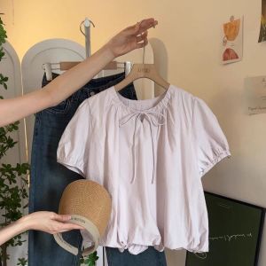 เสื้อเชิ้ตแขนสั้นสีขาวสไตล์ฝรั่งเศสสำหรับฤดูร้อนปี 2025 สำหรับผู้หญิง ทรงเข้ารูป ดีไซน์ปมผีเสื้อ ดอกไม้ แขนพอง ทรงหลวม
