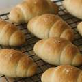 Shio pan ขนมปังเกลือ (Salted Butter rolls)   กรอบนอกนุ่มใน หอมเนย บรรจุ 3 ชิ้น. 