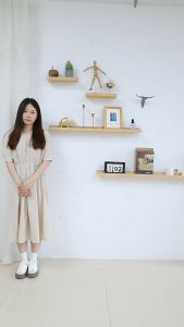 ชั้นวางของ แผ่นไม้สน หนา 5 mm.กว้าง15cm. x ยาว30-90cm. ต่อลายเส้นตรง ชั้นวางของติดผนัง ไม้สนนอก ชั้นวางหนังสือ ชั้นวางติดผนังสำหรับชั้นวางที่แขวนผนังห้องนั่งเล่นในบ้านชั้นวางหนังสือแบบแบนตกแต่งผนังไม้เนื้อแข็งขนาดเล็ก