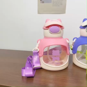 ขวดน้ำพลาสติก กระบอกใส่น้ำเด็ก แบบคล้องคอ 750 ml. ฝาปิดลายน้องหมี พร้อมหลอดดูด มอบเป็นของขวัญหรือโอกาสต่างๆได้