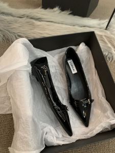 รองเท้าส้นแบนหัวแหลมสีดำสไตล์ฝรั่งเศสสำหรับผู้หญิง ฤดูใบไม้ผลิและฤดูใบไม้ร่วง รองเท้าหนัง PU หัวแหลม ส้นแบน พื้นยาง