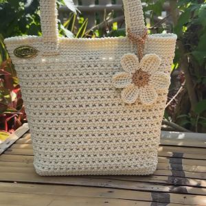 กระเป๋าถือ โครเชต์เชือกร่ม ลายโปร่ง ขอบปากกว้าง 11 นิ้ว สูง 9 นิ้ว หนา 3.5-4 นิ้ว #งานฝีมือ #handmade #กระเป๋าถือ #กระเป๋าสตรี #กระเป๋าถัก #เชือกร่ม #กระเป๋าเชือกร่ม