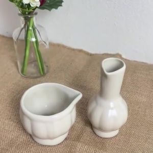 ชุดกรวดน้ำ  ที่กรวดน้ำ ชุดกรวดน้ำเซรามิก สูง 5 นิ้ว 1 ชุดได้ 2 ชิ้น ได้ แก้วรองน้ำ ที่ขวดกรอกน้ำ