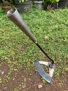 Cangkul kecil berkebun dengan pacul gali tanah untuk berkebun dan bertani bahan besi sepuh