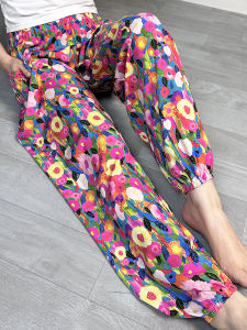 กางเกงนอนผ้าไหมฝ้ายลายดอกไม้สำหรับผู้หญิงไซส์ใหญ่ กางเกงขายาวทรงหลวม ระบายอากาศได้ดี ป้องกันยุง กางเกงขายาวลำลอง ฤดูใบไม้ผลิและฤดูใบไม้ร่วง