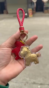 Móc Khóa Charm Ngựa Vàng Tết Bính Ngọ 2026 May Mắn Full Hộp Kèm Dây Đeo Đỏ OKSEP Móc Khóa Charm Ngựa Vàng