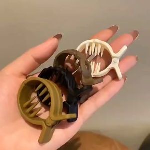 กิ๊บปลาหนีบรวบผมสไตล์แบรนด์ดัง รุ่นสีแมทพาสเทล หนีบผมแน่นใช้แทนยางได้ ไม่ทำให้ผมเป็นรอย น้ำหนักเบา