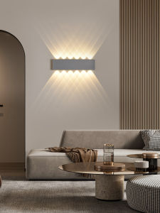 Sleek and Luxurious Wall Light