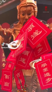 สร้อยข้อมือ จี้กังหันแชกงหมิว ของแท้ สำหรับสายมู เครื่องรางนำโชคช่วยดึงดูดสิ่งดี ๆ และปัดเป่าสิ่งไม่ดีออกจากชีวิต เชื่อว่ากังหัน 4 ใบจะนำพาโชคลาภ ความสำเร็จ สำหรับผู้ที่สวมใส่