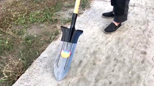 Long blade shovel deep digging shovel pointed tip specialized soil shovel made of high quality steel