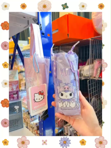 ร่มพับเล็กลาย SANRIO งานแท้ - มีทั้งหมด 16 ลาย - เส้นผ่านศูนย์กลาง 91 cm - ความยาวก้าน 55.5 cm - มีเคลือบกัน UV กันแดดกันฝน - น้ำหนักเบา อันเล็กพกพาสะดวก - มาพร้อมกระเป๋าถือใส่ร่มลาย sanrio