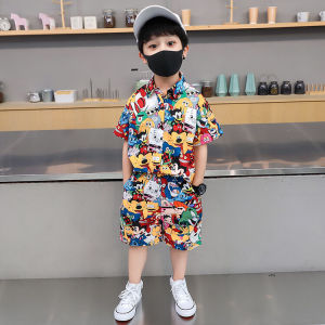 ชุดเด็กชายฤดูร้อน 2025 ชุดสองชิ้นสไตล์ฮ่องกงบางๆ สำหรับเด็กผู้ชาย ชุดเสื้อเชิ้ตดอกไม้สุดเท่ เสื้อแขนสั้นและกางเกงขายาว