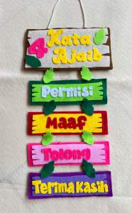 Gantungan dinding hiasan kelas 4 kata ajaib bahan flanel 100% handmade