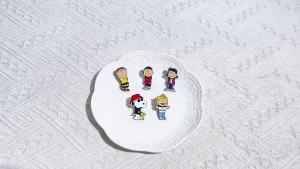 Bandai | Snoopy Metal Badges Cute Cartoon Happy Beagle White Dog Alloy Brooch Accessories Pin Y2k Fashion Anime Cartoon