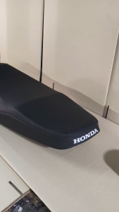 เบาะเวฟ125R-S[หัวเถิก]ทรงเดิมโรงงานหุ้มหนังลายเดิมมีโลโก้HONDAติดท้าย