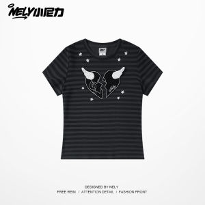 เสื้อยืดแขนสั้นทรงสลิมฟิตสำหรับผู้หญิงในช่วงฤดูร้อน NELY Y2K Light Vintage Stripes พร้อมลายเลื่อมสีฟ้าและลายนางฟ้า