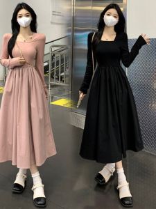ชุดเดรสคอเหลี่ยมเข้ารูปสไตล์ฝรั่งเศสสำหรับผู้หญิงในฤดูใบไม้ร่วงและฤดูหนาว เสื้อคลุมยาวปานกลางแขนยาวคอเหลี่ยมเข้ารูป