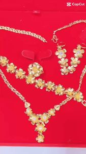 Bộ trang sức cưới chuẩn màu 24.k kèm hộp nhung K 652