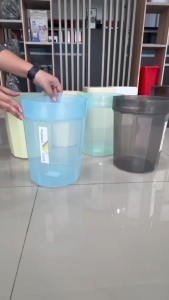 ถังขยะในบ้าน ถังขยะพลาสติก ทำจากวัสดุPP แบบทรงกลม ขนาด10L. ไม่มีฝาปิด มีที่ล็อกถุงขยะ มี 3 สี สีเทาใส สีฟ้าใส สีเขียวใส สีสวย ทนทาน แข็งแรง สไตล์มินิมอล