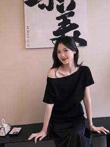SUSHOUWANGE | Old Money Style Loose Black One-Shoulder Short Sleeve T-shirt