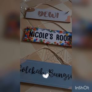 HIASAN DINDING GANTUNG CUSTOM NAMA DEKORASI PINTU DEKORASI RUMAH - Bahan Papan MDF Ukuran 10x30cm Ketebalan papan 6mm - Bahan kertas art paper 240 GSM Dilapisi Plastik Laminasi Glossy - Tahan air cepratan dan mudah dibersihkan dari debu (SPESIAL ORDER)