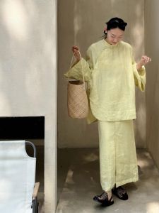 ชุดสองชิ้นคอตั้งแขนยาวผ้าลินินสไตล์จีนใหม่สำหรับผู้หญิงในฤดูร้อน ชุดเสื้อเชิ้ตหลวมๆ พร้อมกระดุมและกระโปรงสั้น