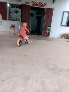 Xe chòi chân cho bé -Xe chòi chân thăng bằng 2 bánh cho bé từ 1.5 - 4  tuổi khung sắt chắc chắn