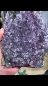 1.5kg Large Piece with God’s Fingerprint — The deep green eye on the side is also beautifully stunning 🫶🏻 with glossy crystal teeth✨ This batch is limited — there might not be more next time! 🙌 Brazil 🇧🇷 God’s Fingerprint Amethyst Cluster🔮 Size: Hei