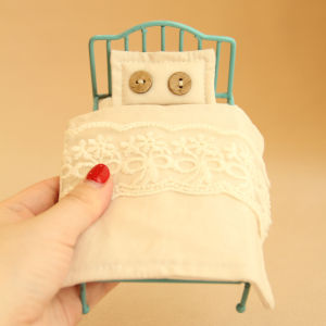 Miniature Pretend Play Toy 1:12 Iron Bed with 3-Piece Bedding Set Suitable for Bjd Ob11 Dollhouse Furniture Decoration