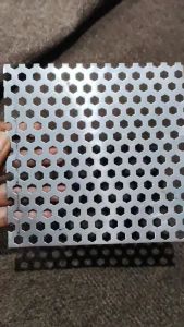 ตะแกรงสแตนเลสรังผึ้ง เจาะรู 8 มิล ขนาด 15x15 cm. หนา 0.6 มิล สแตนเลส 304 นำไปดัดแปลงใช้งานช่างต่างๆ