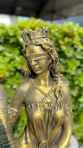 เทพีเงินตราเทพีแห่งโชคลาภและการเงิน (สีดำปัดทองตามรูป)