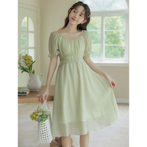 ชุดเดรสยาวปานกลางผ้าชีฟองสีเขียวสดใส ทรงเข้ารูป คอเหลี่ยม แขนสั้น ทรงเอ เอวเข้ารูป ฤดูร้อน 2025 ชุดเดรสผู้หญิง