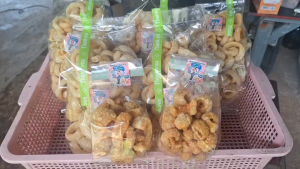 แคบไร้มันหมวยแคบหมู250g.แถมแคบหมูติดมัน150g.เซ็ทสุดคุ้ม กรอบสนั่น สดสะอาดถูกหลักอนามัย ทอดใหม่ไม่เหม็นหืน ใส่เหล็กจัดฟันทานง่าย เป็นสินค้าotopจ.บึงกาฬ ไม่อมน้ำมันปรุงรสกำลังดี