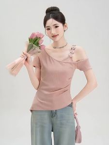 Nurture One | Áo Thun Ôm Phù Hiệu 3D Hoa Màu Hồng Nhạt Đeo Vai Không Đối Xứng