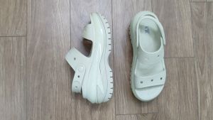 Sục nhựa nữ MEGA CRUSH bóng đế cao cực tôn dáng sục nhựa nguyên khối siêu bền.