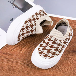 Childrens Sports Shoes Spring and Autumn New Girls Flyknit Non Slip Breathable One Pedal Kindergarten Indoor Shoes Casual Board Shoes