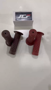 2PCS จักรยานยนต์ ปลอกแฮนแต่ง ปลอกแฮนด์แต่ง ปลอกแฮนด์ยาง 22 มม. 7/8 ใส่ได้ทุกรุ่น ปลอกแฮนด์ คลาสสิค วินเทจ