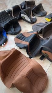 SARUNG JOK MOTOR KARET/PEREKAT varioscoopypcxnmaxaerox model CAF SLIM tinggal pasang tanpa di staples