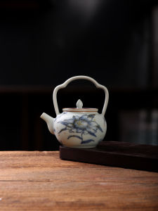 Retro Chinese Style Blue And White Porcelain Tea Pot with Ceramic Handle Underglaze Potted Flowers Large Capacity Brewing Pot