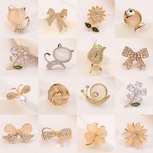 เข็มกลัดติดหน้าอกขนาดเล็กมินิเข็มกลัดติดหน้าอกประณีตระดับไฮเอนด์น่ารักสำหรับผู้หญิงเข็มกลัดติดปกเสื้อเข็มกลัดติดกระดุมชุดสูทสไตล์ชาแนลกันโป๊หรูหรา