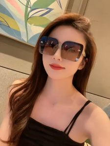 Unyiel - Kacamata Hitam Kacamata Fashion Glitter Berlian Wanita\\n\\n Apa itu Unyiel?\\n\\nUnyiel adalah merek kacamata hitam fashion yang menggabungkan desain unik dan kualitas tinggi dalam setiap produknya. Dengan fokus pada kebutuhan wanita, Unyiel menawarkan berbagai pilihan kacamata hitam dengan lensa sunglasses berkualitas tinggi, desain unik, dan efek glitter berlian yang memukau.\\n\\n Sejarah Unyiel\\n\\nMeskipun baru saja merambah pasar internasional, Unyiel telah berdiri sejak tahun 2015 di Indonesia. Merek ini didirikan oleh sekelompok desainer muda yang berbagi visi untuk menciptakan kacamata hitam fashion yang tidak hanya stylish, tetapi juga nyaman dan tahan lama. Dengan dedikasi mereka terhadap kualitas dan inovasi, Unyiel telah berhasil menarik perhatian konsumen di seluruh dunia.\\n\\n Desain Unik Unyiel\\n\\nUnyiel menonjolkan desain unik dan elegan dalam setiap produknya. Mereka menggabungkan unsur-unsur seperti glitter berlian, warna-warna cerah, dan bentuk-bentuk kreatif untuk menciptakan kacamata hitam yang tidak hanya melindungi mata, tetapi juga menjadi aksesori fashion yang menarik. Desain unik Unyiel membuat setiap pasang kacamata hitam menjadi pernyataan mode yang kuat.\\n\\n Keunggulan Kacamata Unyiel\\n\\n Kualitas Tinggi Kacamata Unyiel\\n\\nUnyiel sangat fokus pada kualitas produknya. Setiap pasang kacamata hitam Unyiel dibuat dengan bahan-bahan berkualitas tinggi dan melalui proses produksi yang ketat untuk memastikan hasil akhir yang sempurna. Dengan kualitas tinggi ini, Unyiel memastikan bahwa setiap pelanggan mendapatkan produk yang tahan lama dan sesuai dengan ekspektasi mereka.\\n\\n Lensa Sunglasses Unyiel\\n\\nLensa sunglasses Unyiel dirancang untuk melindungi mata dari sinar UV dan cahaya yang berlebihan. Mereka juga dilengkapi dengan teknologi anti-embun dan anti-gores untuk meningkatkan kenyamanan penggunaan. Lensa Unyiel tersedia dalam berbagai warna dan efek glitter berlian, sehingga pelanggan dapat memilih lensa yang paling sesuai dengan gaya mereka.\\n\\n Cara Menggunakan Kacamata Unyiel\\n\\n Perawatan Kacamata Unyiel\\n\\nUntuk memastikan bahwa kacamata hitam Unyiel Anda tetap tampak baru dan berfungsi dengan baik, penting untuk melakukan perawatan yang tepat. Berikut adalah beberapa langkah yang dapat Anda ikuti:\\n\\n- Bersihkan kacamata Anda secara rutin dengan kain microfiber yang lembut.\\n- Hindari menyimpan kacamata Anda di tempat yang panas atau lembab.\\n- Jika Anda tidak menggunakan kacamata Anda, simpanlah dalam kotak penyimpanan yang disediakan.\\n\\n Tips Memakai Kacamata Unyiel\\n\\nBerikut adalah beberapa tips untuk memaksimalkan pengalaman penggunaan kacamata hitam Unyiel Anda:\\n\\n- Pilih ukuran kacamata yang pas dengan wajah Anda untuk kenyamanan maksimal.\\n- Sesuaikan posisi kacamata agar lensanya sejajar dengan mata Anda.\\n- Jangan ragu untuk mencoba berbagai gaya dan warna untuk menemukan yang paling sesuai dengan gaya Anda.\\n\\nDengan mengikuti petunjuk di atas, Anda dapat memastikan bahwa kacamata hitam Unyiel Anda selalu tampak baru dan berfungsi dengan baik. Selamat mencoba!\n}