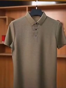 NS เสื้อโปโลผู้ชาย M-5XL เสื้อโปโล คอปก แขนสั้น ติดกระดุม เข้ารูป ระบายอากาศได้ดี ลําลอง สไตล์เรียบง่าย สําหรับผู้ชาย ลายขวาง เกาหลี ผ้าไหมน้ําแข็งแขนสั้น ธุรกิจ ฤดูร้อนPOLO ไซส์ M-5XL เสื้อสงกรานต์ เสื้อยืดผู้ชาย เสื้อผู้ชาย เสื้อผ้าผู้ชาย