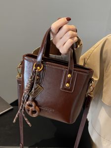 Fashionable Retro Small Bucket Handbag Womens Crossbody Bag Versatile Spring Summer Handheld Soft Leather Korean Style Bag