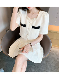 Bộ đồ JK AMILUCK cho nữ gồm áo khoác tay ngắn và váy xếp ly