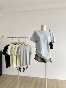 เสื้อยืดคอกลมแขนสั้นสไตล์เกาหลีสำหรับผู้หญิงในช่วงฤดูร้อนปี 2025 เสื้อผ้าทำงานลำลองที่สวมใส่สบายและมีสไตล์