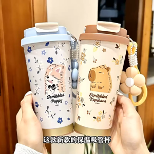 แก้ว Scribbled ใหม่ 2025 ความจุ 520mL ข้างในเป็นเซรามิก สามารถยกดื่มได้และมีหลอดฟรี เก็บความร้อนเย็นเป็นเวลานาน ใส่นมได้ไม่เหม็น