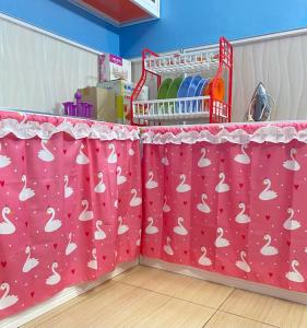 gorden kolong dapur bawah kompor model serut wastafel bawah kompor motif angsa pink
