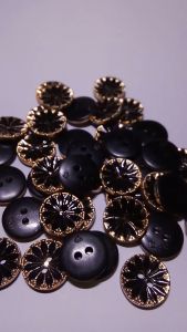 Kancing Kemeja Wanita Kancing Baju MotiF Bunga Teratai Warna Hitam Kombinasi Gold 20L